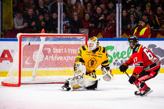 Luleås Linus Omark gör 3-2 på straff på Skellefteås