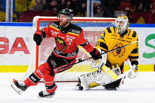 Luleås Linus Omark jublar och Skellefteås målvakt Gustaf