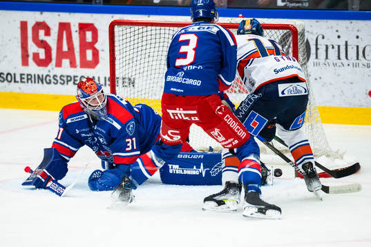 Växjös Richard Gynge gör 0-1 på Oskarshamns målvakt
