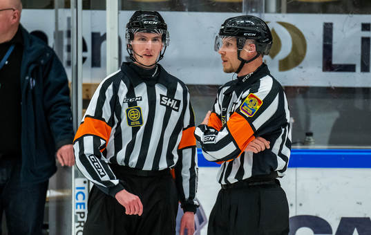 Domare Christoffer Holm samt domare Andreas Harnebring