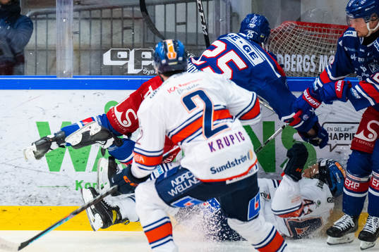 Oskarshamns Johannes Salmonsson tacklar Växjös Peter