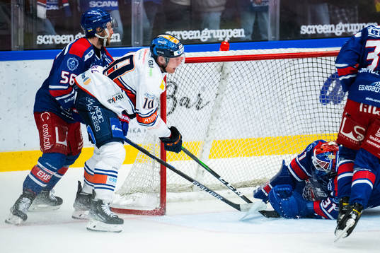 Växjös Richard Gynge och Oskarshamns målvakt Tim Juel