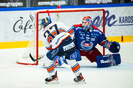 Växjös Glenn Gustafsson och Oskarshamns målvakt Tim Juel