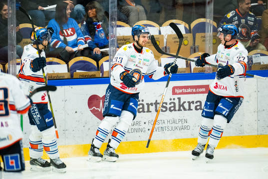 Växjös Julius Nättinen jublar med lagkamrater