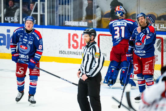 Oskarshamns Fredrik Olofsson, målvakt Tim Juel och Philip