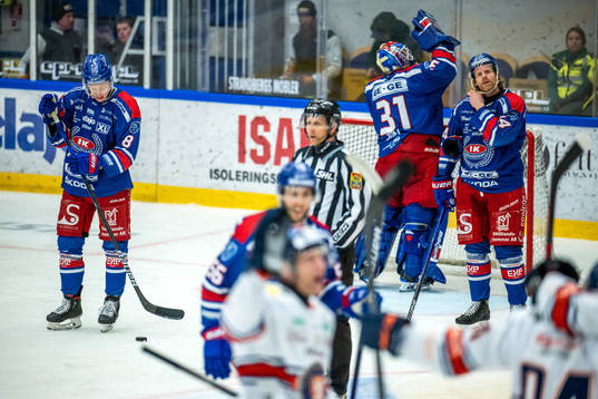 Oskarshamns Fredrik Olofsson, målvakt Tim Juel och Philip
