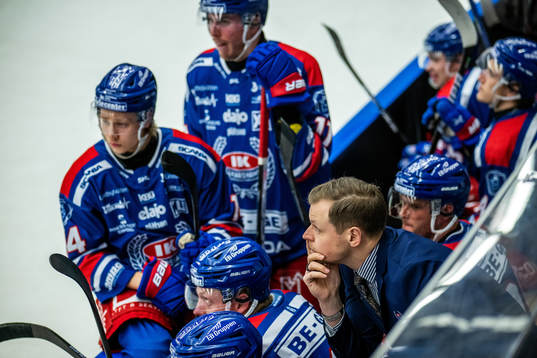 Oskarshamns tränare Martin Filander och spelare deppar