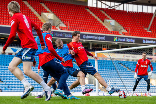 Julian Ryerson and Sander Berge of the Norwegian national