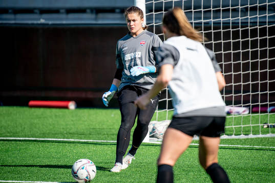 Målvakt Teagan Micah runder en träning med FC Rosengård