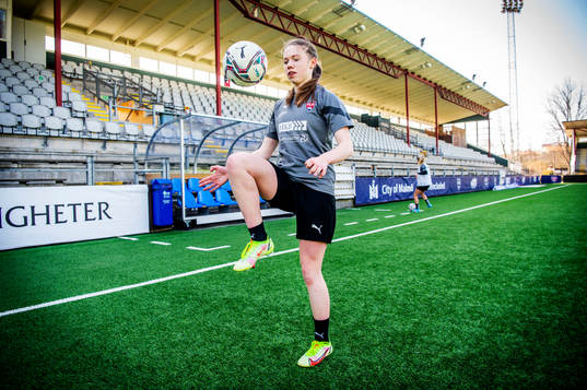 Rosengårds Bea Sprung trixar med bollen