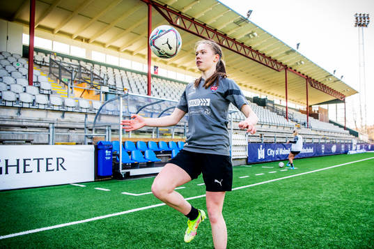 Rosengårds Bea Sprung trixar med bollen