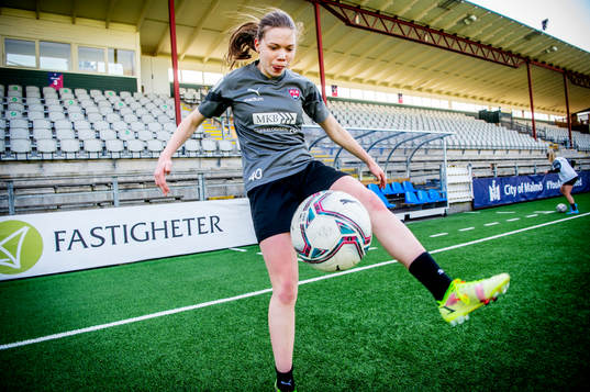 Rosengårds Bea Sprung trixar med bollen