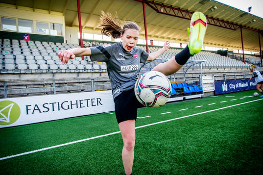 Rosengårds Bea Sprung trixar med bollen