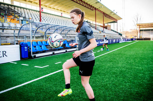 Rosengårds Bea Sprung trixar med bollen