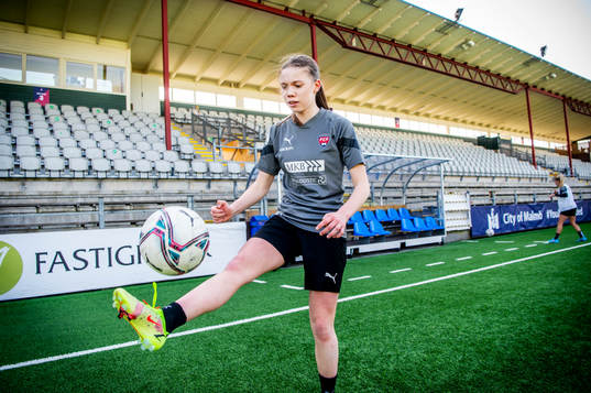 Rosengårds Bea Sprung trixar med bollen