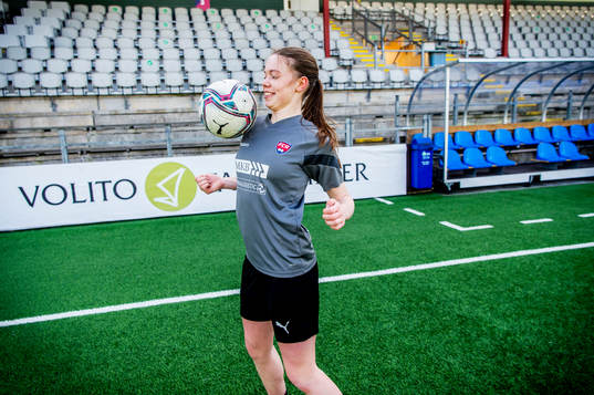 Rosengårds Bea Sprung trixar med bollen