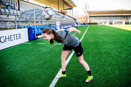 Rosengårds Bea Sprung trixar med bollen
