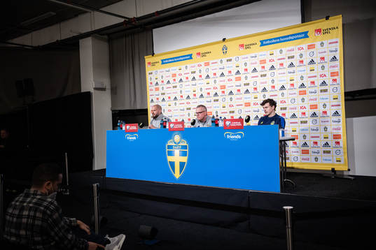 Head coach Janne Andersson and Victor Nilsson Lindelöf of