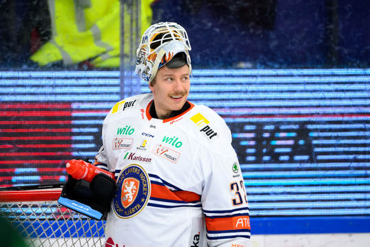 Växjös målvakt Emil Larmi blir utvisad