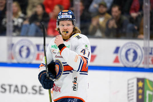 Växjös Ludvig Nilsson får matchstraff och lämnar isen