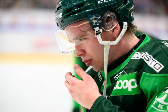 Färjestads Oscar Lawner lämnar isen