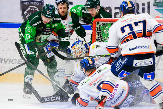 Rörigt framför Växjös målvakt Emil Larmi