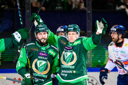 Färjestads Jesse Virtanen och Daniel Viksten jublar