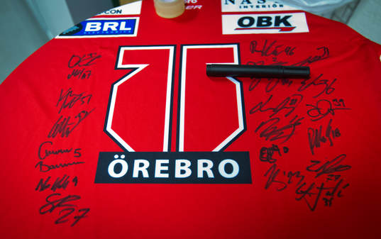 Örebrotröja med autografer på