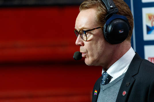 Örebros tränare Niklas Eriksson blir intervjuad