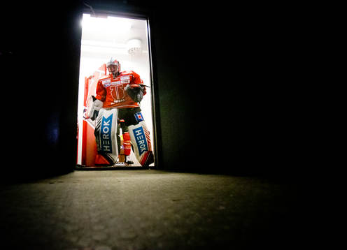 Örebros målvakt Jhonas Enroth på väg ut till