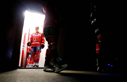 Örebros Robert Leino på väg ut till ishockeymatchen i