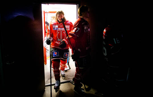 Örebros Libor Sulak på väg ut till ishockeymatchen i SHL
