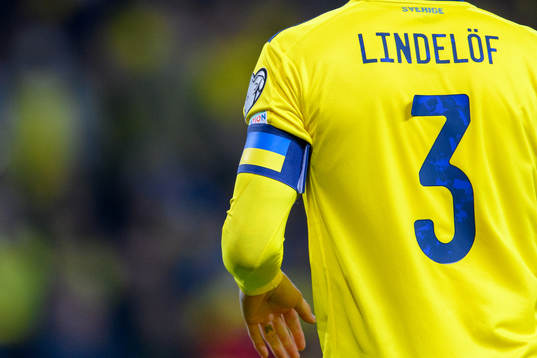 Victor Lindelöf of Sweden with the flag of Ukraine