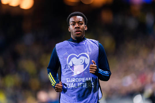 Anthony Elanga of Sweden warms up