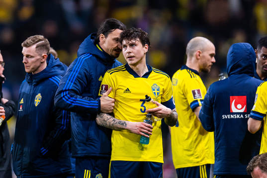 Zlatan Ibrahimovic talks to Victor Lindelöf of Sweden