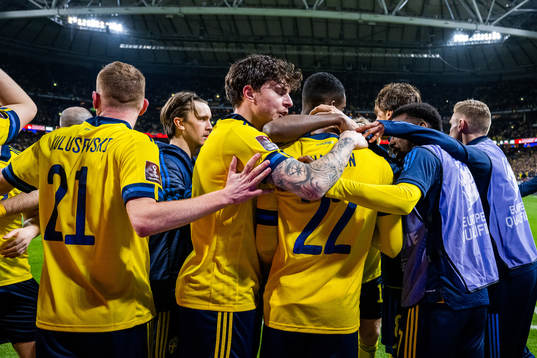 Victor Lindelöf and Robin Quaison of Sweden celebrate with