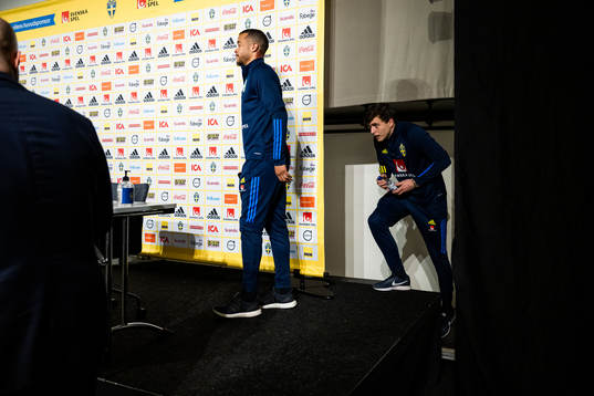 Robin Quaison and Victor Lindelöf of Sweden at the press