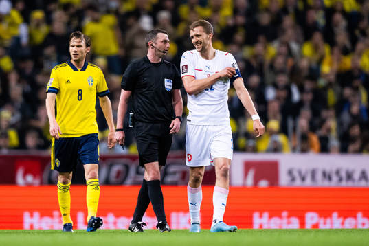 Albin Ekdal of Sweden, referee Michael Oliver, and Tomas