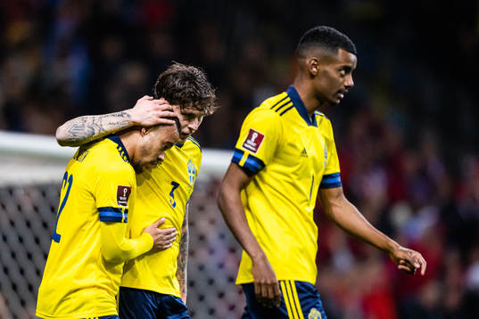 Robin Quaison celebrates with Victor Lindelöf and