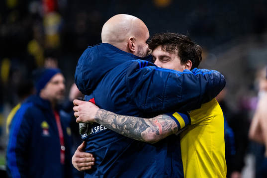 Press officer Jakob Kakembo Andersson hugs Victor Lindelöf