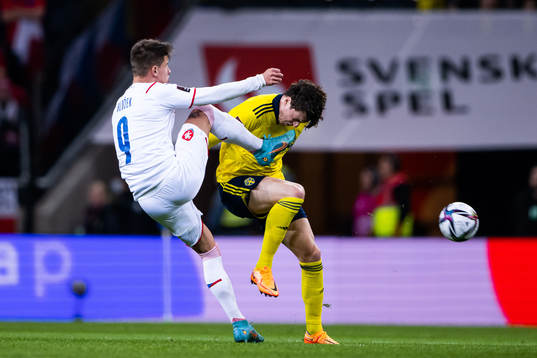 Adam Hlozek of Czech Republic and Victor Lindelöf of Sweden
