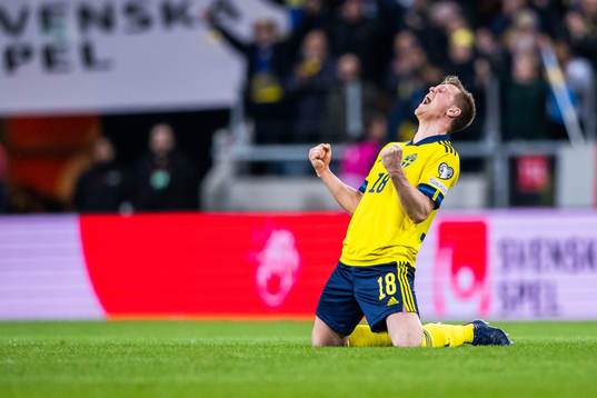 Joakim Nilsson of Sweden celebrate
