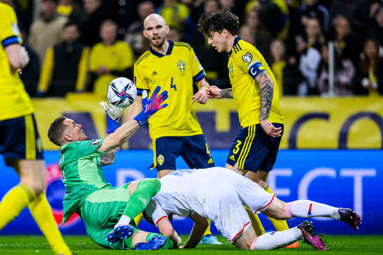 goalkeeper Robin Olsen and Victor Lindelöf of Sweden