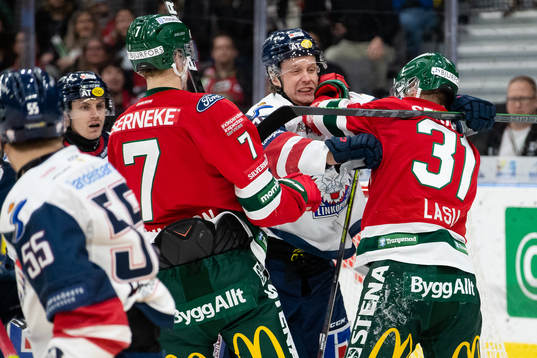 Linköpings John Nyberg och Frölundas Nicklas Lasu fightas