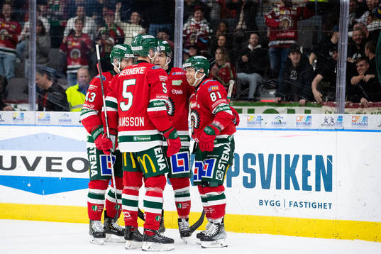 Frölundas Ryan Lasch jublar med lagkamrater