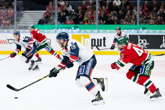 Linköpings Patrick Russell före Frölundas Michael Spacek