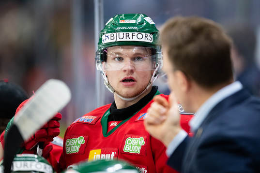 Frölundas Mattias Norlinder lyssnar på assisterande