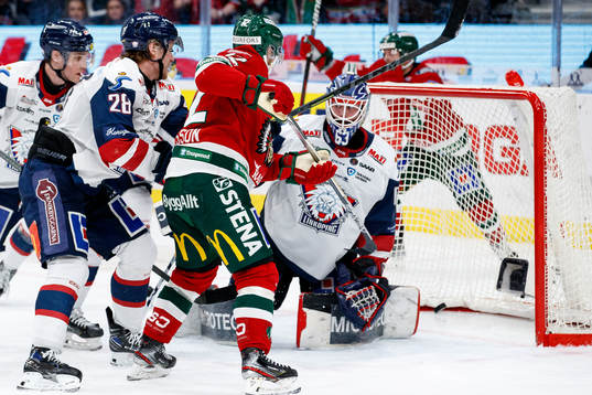 Pucken går i mål till 2-1 bakom Linköpings målvakt