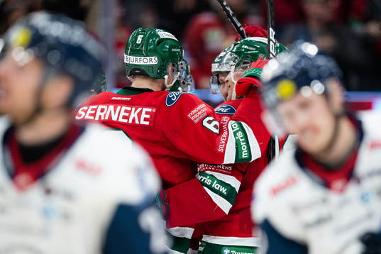 Frölundas Max Friberg jublar med lagkamrater
