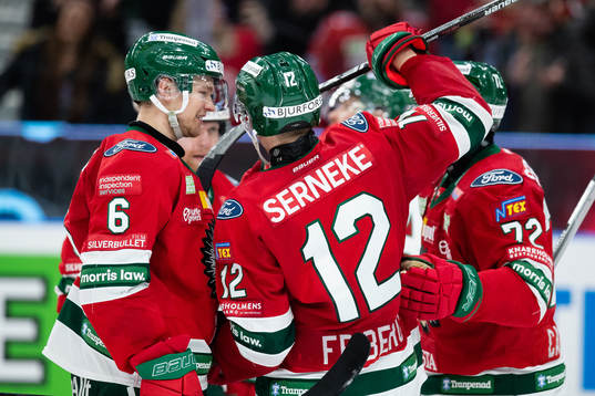 Frölundas Max Friberg jublar med lagkamrater